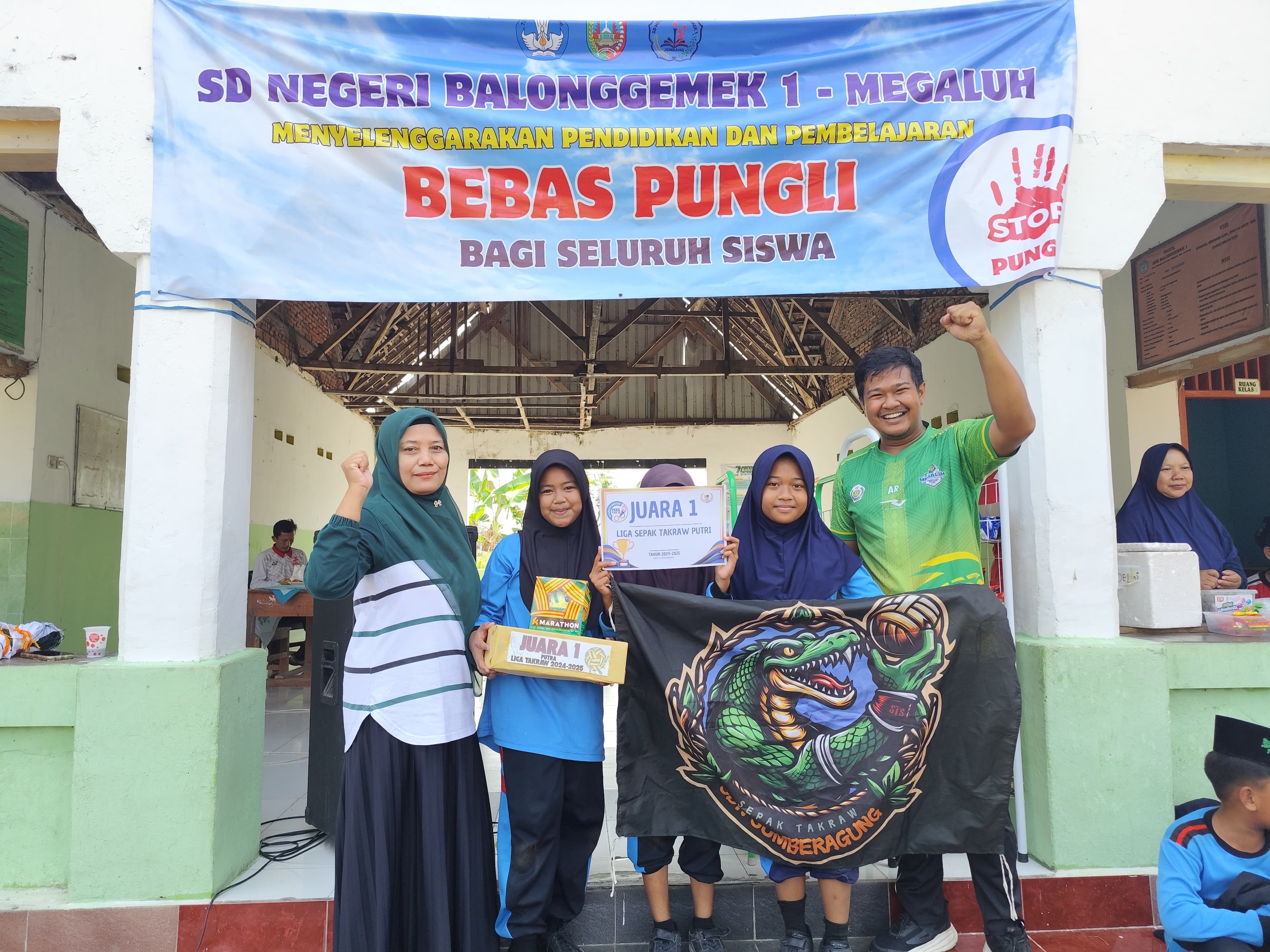 BERPRESTASI: Penyerahan hadiah kepada juara 1 dari SDN Sumberagung Kecamatan Megaluh, Jombang.