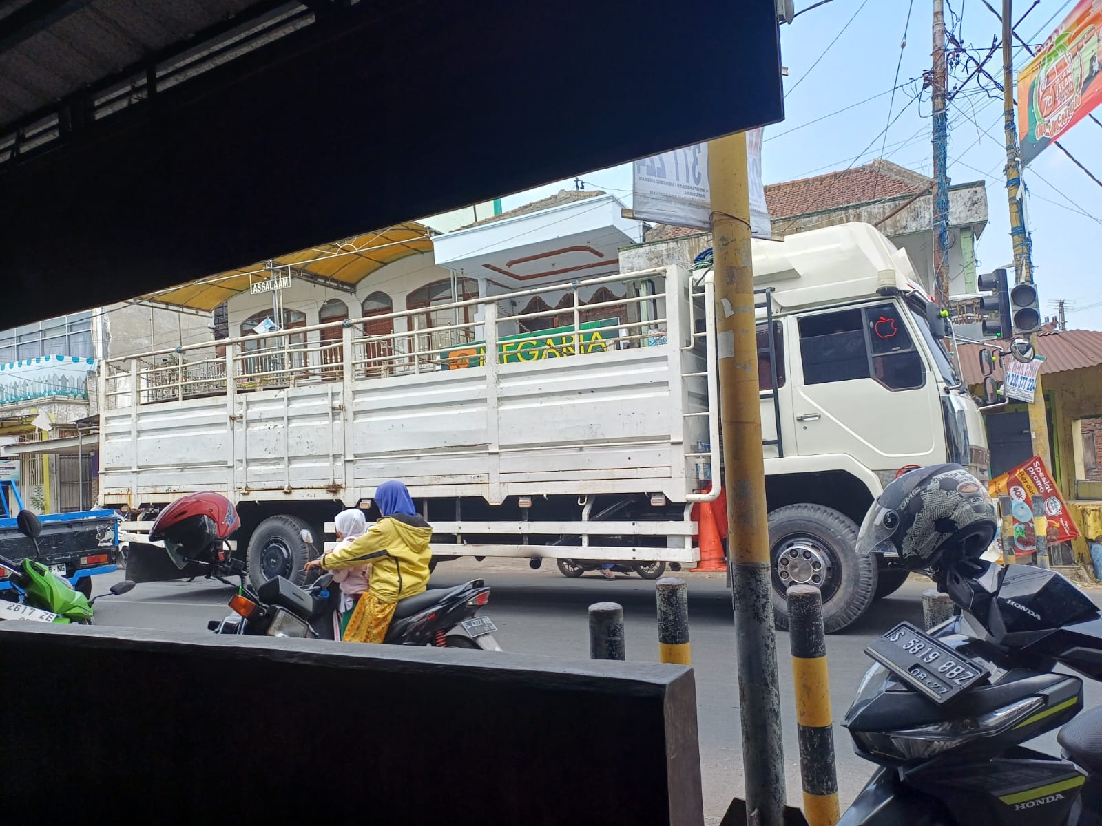 Truk besar terlihat masih bebas melintas di Jalan Kabupaten ruas Cukir-Mojowarno meski statusnya jalan Kelas III