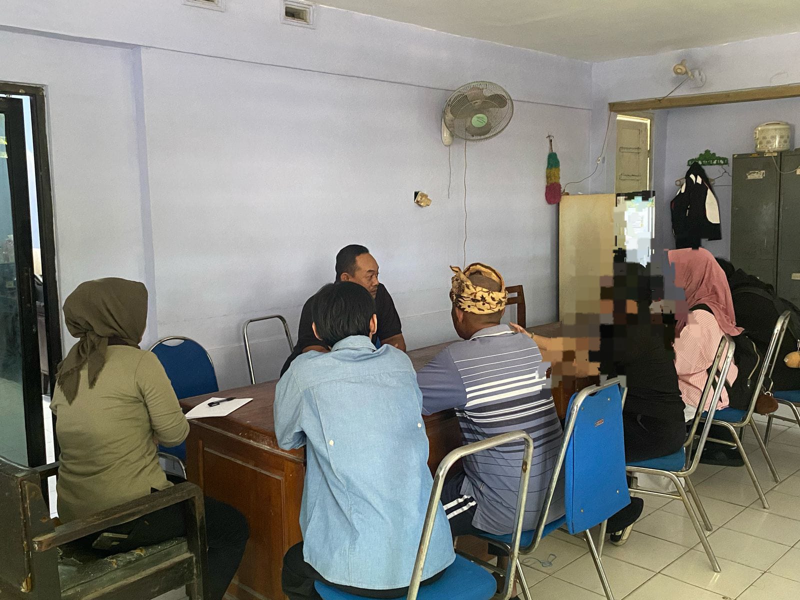 Sepasang remaja digelandang ke kantor Satpol PP Jombang setelah tertangkap basah berbuat asusila di kamar mandi sebuah kafe di Jalan WR Supratman, Jombang, Sabtu malam (3/8).