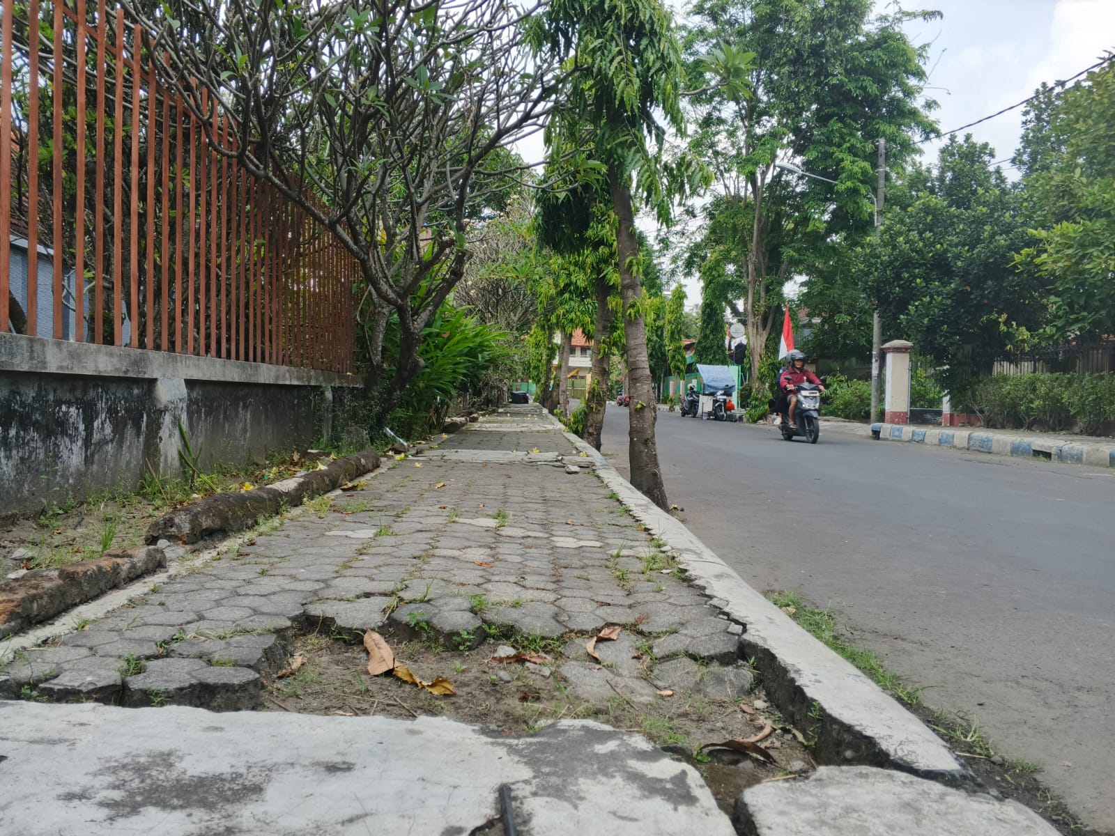 Kondisi trotoar yang rusak di Jombang