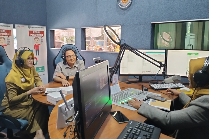 INTERAKTIF: Catur Herry Widayati SPsi MSi MPsi Psikolog dan Dokter Spesialis Anak RSUD Jombang, dr Ahmad Mahfur SpA, saat mengisi talkshow Radio Suara Jombang, (28/7).