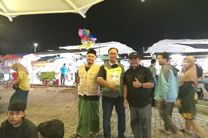 KOMPAK: Kepala Disdagrin Jombang Suwignyo (kiri) saat mengikuti Pasa Murah di Sentra Kuliner Jombang.