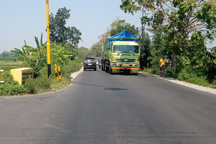 Truk bertonase besar melintas di jalan kabupaten tepatnya di Kecamatan Gudo, Jombang.