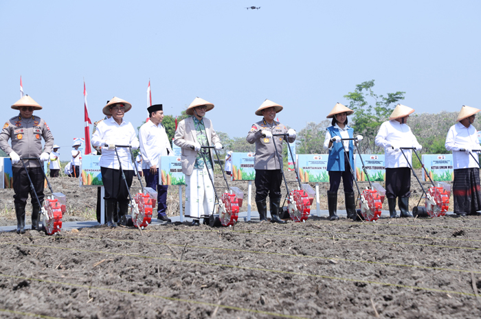 Irwasum Polri, Komjen Pol Dedi Prasetyo memimpin kegiatan tanam jagung di lahan milik Pondok Pesantren (ponpes) Tebuireng di Desa Jombok, Kecamatan Ngoro, Kabupaten Jombang, Rabu (6/8).