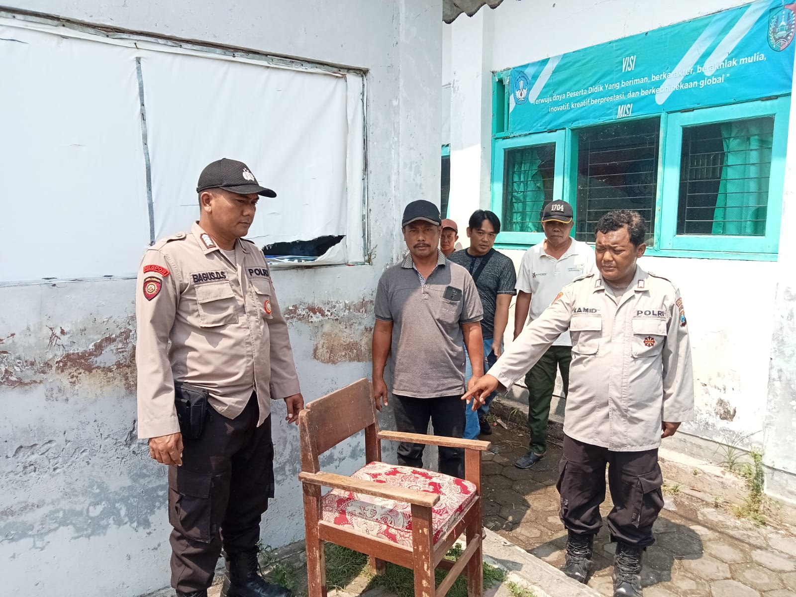 TKP: Polsek Gudo melakukan olah tempat kejadian perkara di SDN Bugasurkedaleman 2, Gudo, Jombang.