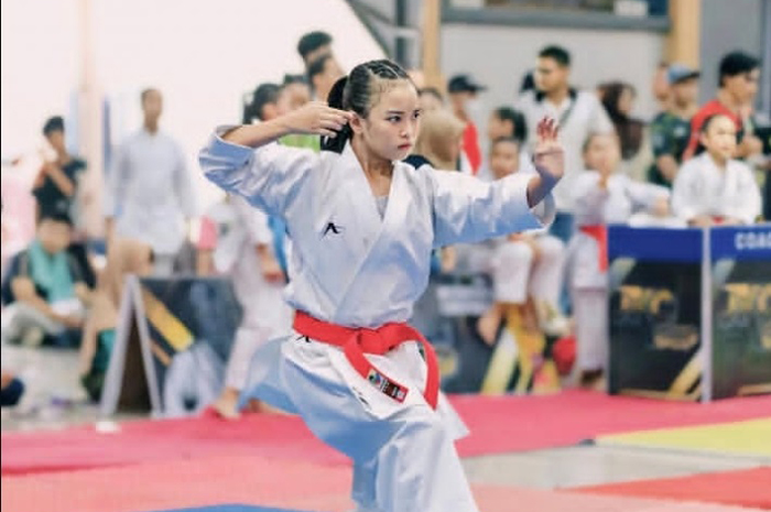 Agatha Bianca Annabel, siswi kelas XI-9 SMAN 1 Jombang berhasil meraih medali emas kata (seni) beregu putri Porprov Jatim di Malang.