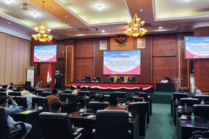 SERIUS: DPRD dan Pemkab Jombang menggelar rapat paripurna Rabu (6/8).