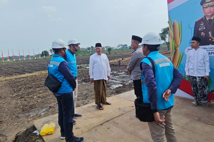 SINERGI: Manajer PLN UP3 Mojokerto, Syafdinnur (pakai helm), berbincang dengan Wakapolri Komjen Dedi Prasetyo dan Pengasuh Pesantren Tebuireng, KH Abdul Hakim Mahfudz (Gus Kikin) di Desa Jombok.