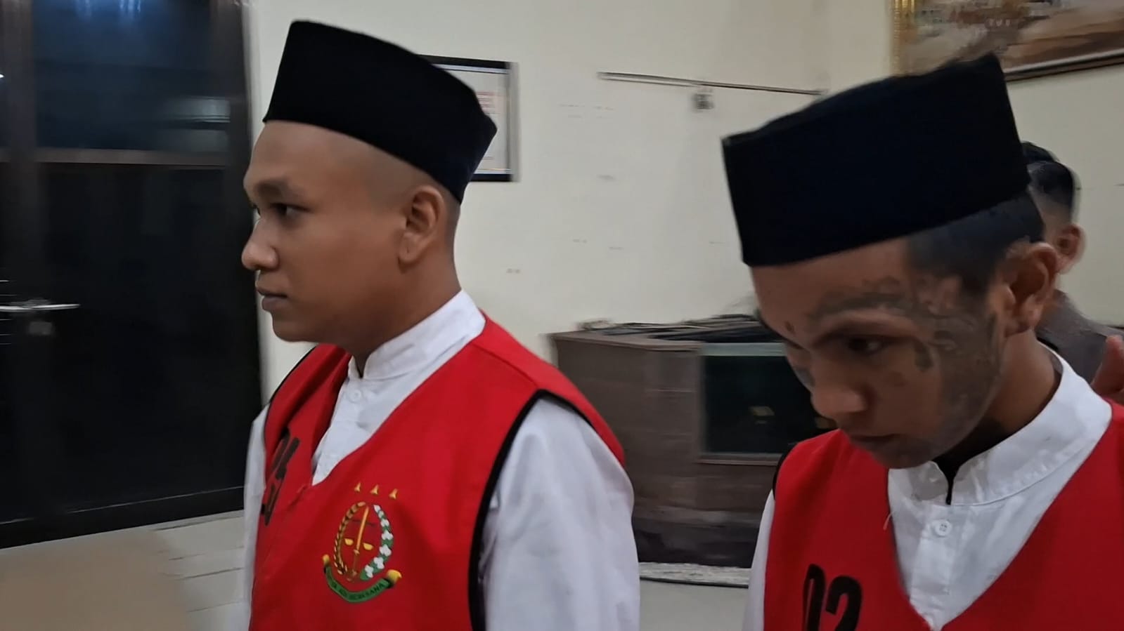 Andi Samudra Alfatekha alias Gareng, 22, dan Amin Roes, 23, dua terdakwa pembunuhan Mohammad Faiz, 19, di hutan Kabuh menjalani sidang tuntutan.