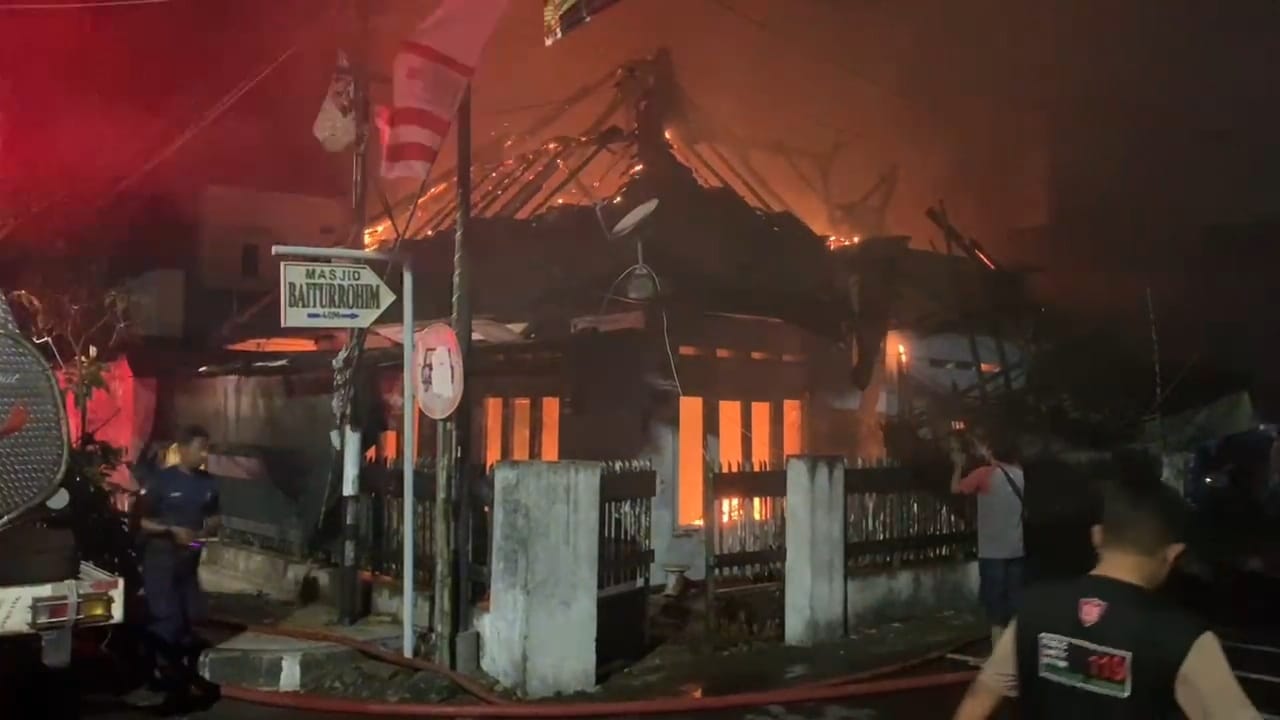 Sejumlah bangunan di Jl Flamboyan, Desa Candimulyo, Kecamatan/Kabupaten Jombang terbakar hebat, Kamis (7/8) malam.