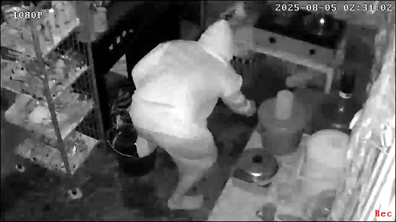 KONANGAN: Pencuri di warung milik Lia Indah Sari, 31, di Dusun Tebon, Desa Kayangan, Kecamatan Diwek, Jombang terekam CCTV, Selasa (5/8) dini hari.