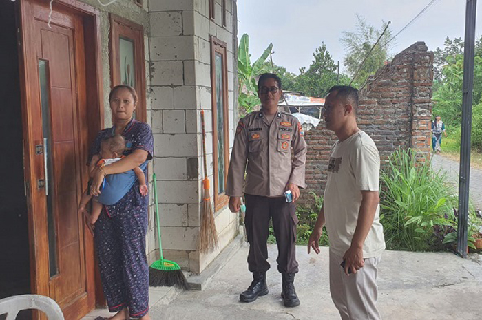 TKP: Rumah Almaidah di Dusun Kwadungan, Desa Badas, Kecamatan Sumobito, Jombang yang diacak-acak maling (5/8).