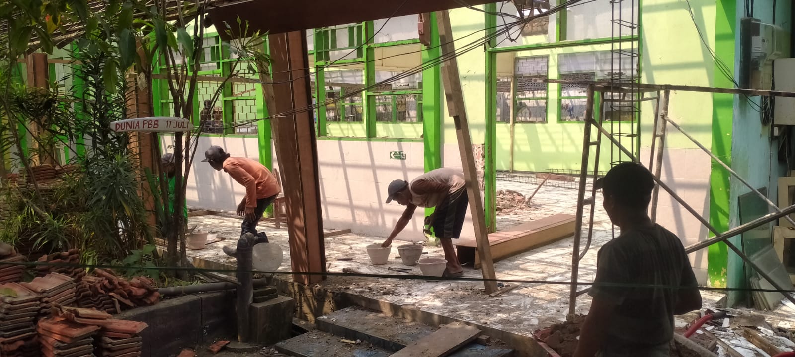 DIKEBUT: Proses rehab di SMPN 3 Mojoagung, Jombang (8/8).