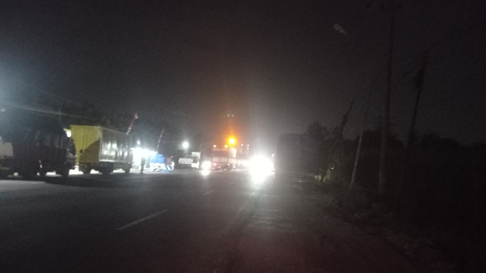 GELAP: PJU jalan nasional di Desa Pagerwojo, Kecamatan Perak, Jombang, padam (5/8).