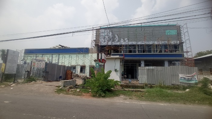 BELUM RAMPUNG: Pengerjaan proyek Puskesmas Keboan, Jombang yang molor (8/8).