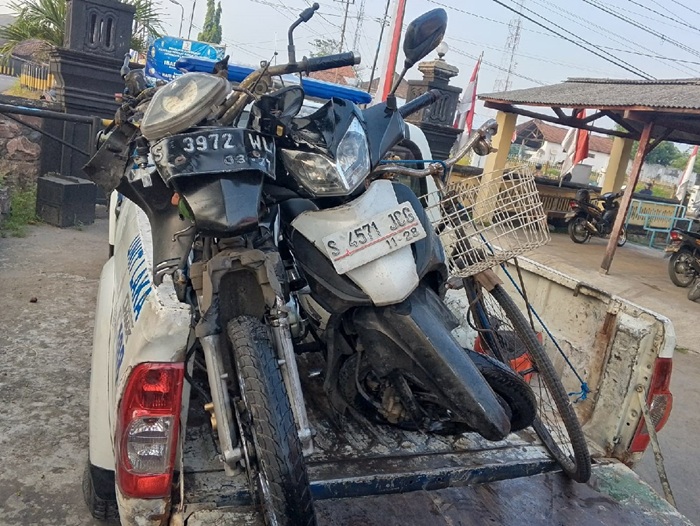 RINGSEK: Motor dan sepeda yang terlibat kecelakaan di Jalan Raya Desa Mlaras, Kecamatan Sumobito, Jombang, Jumat (8/8) dini hari.