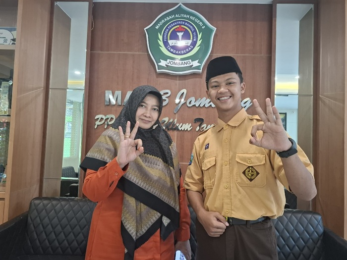 BIMBINGAN GURU: Fachri bersama Aris Daryati, guru MAN 3 Jombang PP Bahrul Ulum Tambakberas yang jadi pembimbingnya.