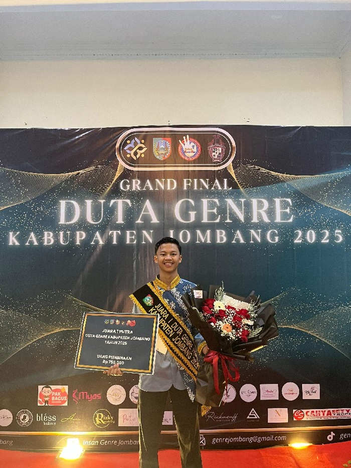 BANGGA: Fachri Zainuar Anugrah saat memenangkan juara 1 Duta Genre Jombang 2025.