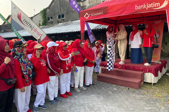 SEHAT: Pembina Dharma Wanita Kabupaten Jombang Yuliati Nugrahani Warsubi bersama Plh Kepala Dinas P dan K Jombang, Dra Wor Windari setelah jalan sehat bersama, Sabtu (9/8).