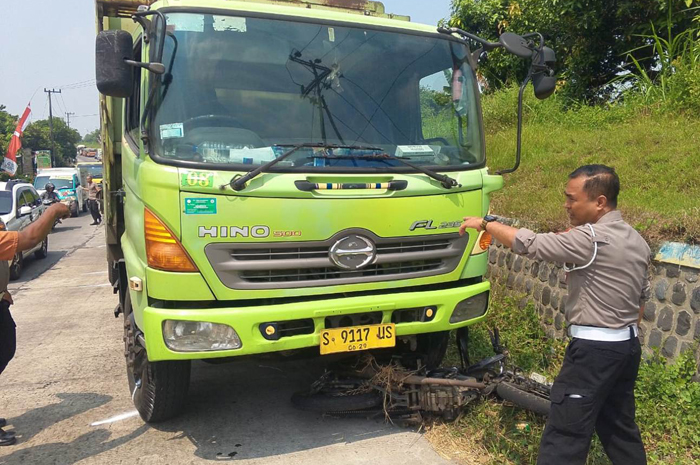 OLAH TKP: Petugas kepolisian melakukan olah TKP di Jalan Raya Dusun Kasemen, Desa Wangkalkepuh, Kecamatan Gudo, Jombang.