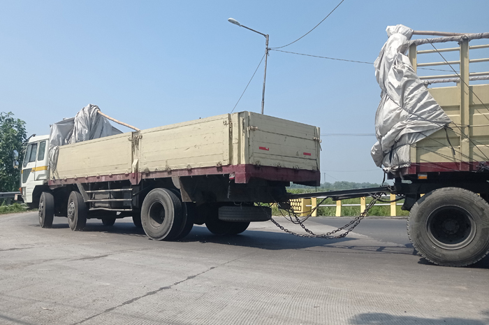 BEBAS MELINTAS: Truk besar melintas di jalan kabupaten Kecamatan Gudo, Jombang.