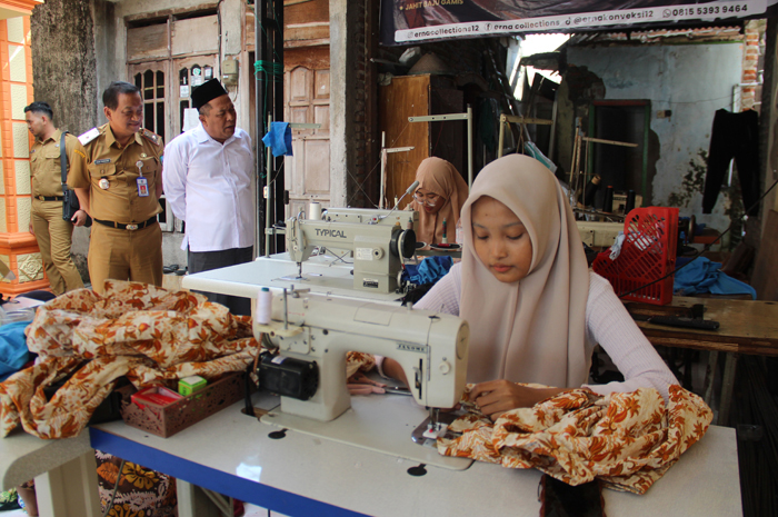 CEKATAN: Momen Wabup Salmanudin dan Sekdakab Jombang Agus Purnomo meninjau proses penjahitan seragam di di Dusun Tunggul, Desa Tunggorono Kecamatan Jombang.