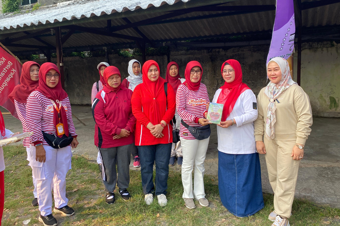 Plh Kepala Disdikbud, Dra Wor Windari didampingi Plt Ketua DWP Disdikbud Binti Yoni Tri Joko K memberikan buku karya DWP cetakan kedua, kepada Ketua 1 Bidang  Pembinaan Karakter Keluarga DWP Jombang.