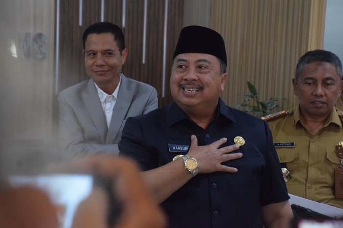 BERI PENJELASAN: Bupati Jombang Warsubi didampingi Wabup Salmanudin dan Ketua DPRD Jombang Hadi Atmaji memberikan penjelasan terkait implementasi PBB-P2, Senin (11/8).