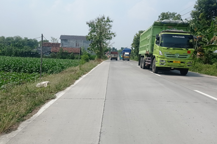 RAMAI: Truk besar melintas di ruas Kabuh-Tapen di Desa Tapen, Kecamatan Kudu, Jombang.