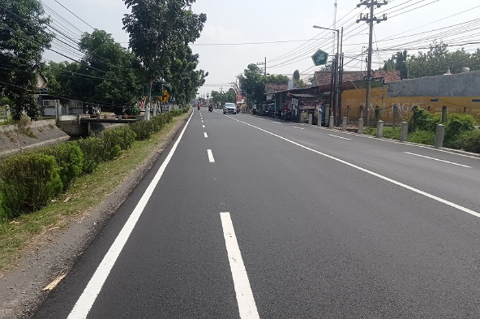 MAKIN LEBAR: Jalan provinsi di Kecamatan Tembelang, Jombang kini jadi empat lajur.