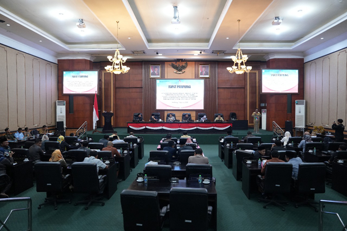DIKEBUT: DPRD dan Pemkab Jombang menggelar rapat paripurna jawaban bupati terkait Perubahan Perda PDRD, Senin (11/8).