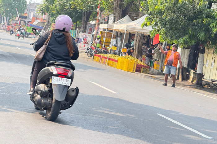PKL berjualan di jalan KH Hasyim Asyari, Jombang.