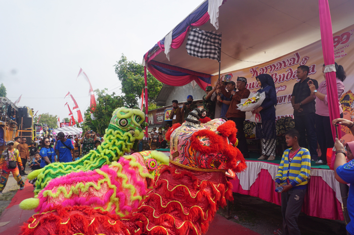 Kepala Desa Tengaran Achmad Kusairi saat membuka kegiatan karnaval pawai budaya bersama jajaran Forkopimcam Peterongan, Minggu (10/8) siang.