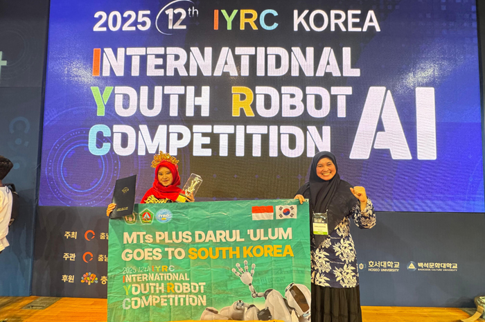 Nurul Andriani, S.Pd., M.Pd.I., mendampingi siswanya di event Internasional