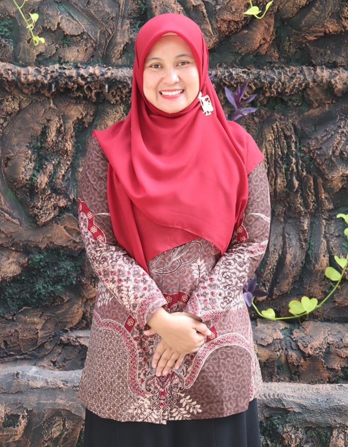 Kepala MTs Plus Darul Ulum Rejoso Peterongan Nurul Andriani, S.Pd., M.Pd.I.