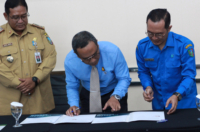 SINERGI: Direktur Perumdam Tirta Kencana, Khoirul Hasyim bersama Kepala Kejaksaan Negeri Jombang Nul Albar saat menandatangani kerjasama, Selasa (12/8).