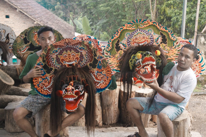 KREATIF: Tariske Valentine 23, warga Dusun Sanggar, Desa Galengdowo, Kecamatan Wonosalam, Jombang saat membuat kerajinan barongan, (30/7).