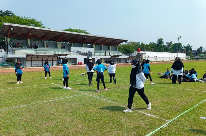 Puluhan Karang Taruna dari 21 kecamatan yang beradu ketangkasan dalam ajang Lomba Olahraga Tradisional di Stadion Merdeka Jombang, (13/8).