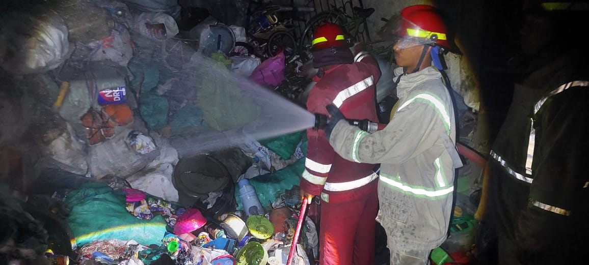 KERJA KERAS: Petugas pemadam berusaha memadamkan kebakaran gudang rosok milik Moh Subachtiyar,45, di Dusun Bajang, Desa Karanglo, Kecamatan Mojowarno, Selasa (12/8) malam.