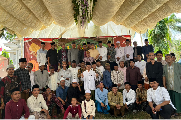 TELADAN: Wakil Ketua DPRD Jombang, HM Syarif Hidayatullah ST MMT (Gus Sentot), saat menghadiri pertemuan IKAPDAR Bangkalan Madura di Kecamatan Klampis, Minggu (10/8).