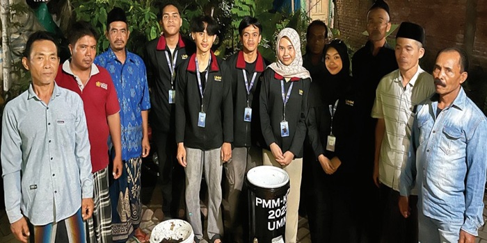 KREATIF: Mahasiswa UMM mengenalkan mesin penghancur sampah pada PMM-KKN Berdampak di Dusun Sumberwinong, Desa Banjardowo, Kec/Kab Jombang, Senin (11/8).