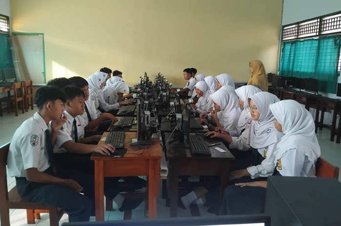 SEMANGAT: Siswa SMPN 3 Jombang mengikuti kegiatan di lab komputer (30/7).