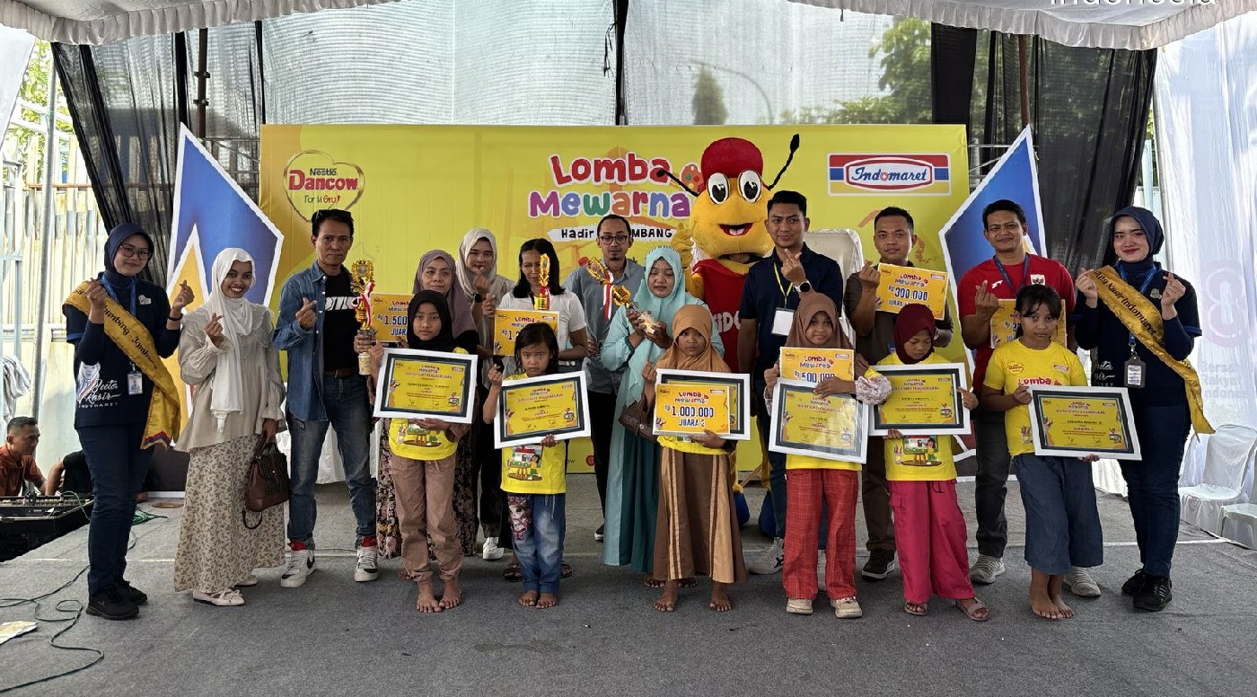 APRESIASI: Indomaret Cabang Jombang dan Dancow FortiGro bersama para juri beserta pemenang lomba mewarnai di halaman Indomaret Fresh, Janti, Jogoroto, Sabtu (16/8) pagi.