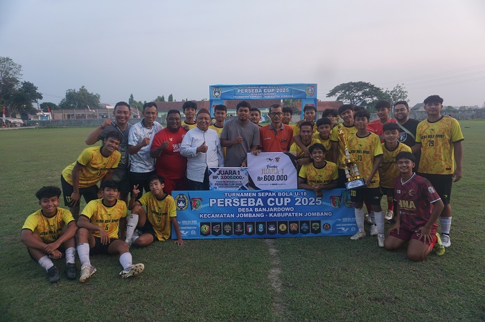 JUARA: Seluruh anggota tim SMA PGRI 2 (Grida) Jombang merayakan keberhasilan menjuarai turnamen sepakbola Perseba Cup U-18 2025.