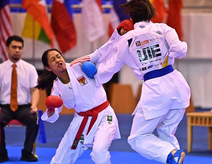 SEMANGAT: Shalsabila (merah) karateka Jombang saat mengikuti kejuaraan internasional di Brunei Darussalam, Juni 2025.