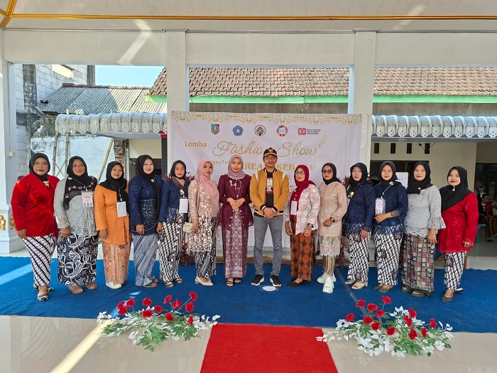 MERIAHKAN HUT KEMERDEKAAN RI: Kepala Desa Kesamben Sungkowo Kartika Candra didampingi Ketua TP-PKK Desa Kesamben Wilujeng Agustin Prihatini bersama para pemenang lomba fashion show.