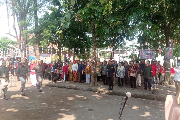 KHIDMAT: Warga RT 03 RW06 Kelurahan Jombatan mengikuti upacara bendera peringatan HUT ke-80 Kemerdekaan RI, Minggu (17/8).