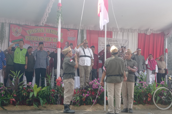 KHIDMAT: Warga RT 03 RW06 Kelurahan Jombatan mengikuti upacara bendera peringatan HUT ke-80 Kemerdekaan RI, Minggu (17/8).