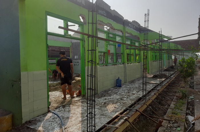 DIMULAI: Proses pembangunan menggunakan program revitaliasai di SMPN 2 Megaluh, Jombang telah dimulai.