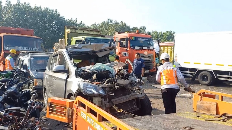 Kondisi mobil Wuling yang ringsek akibat menabrak bokong truk di Tol Jombang mojokerto. Tiga penumpangnya tewas